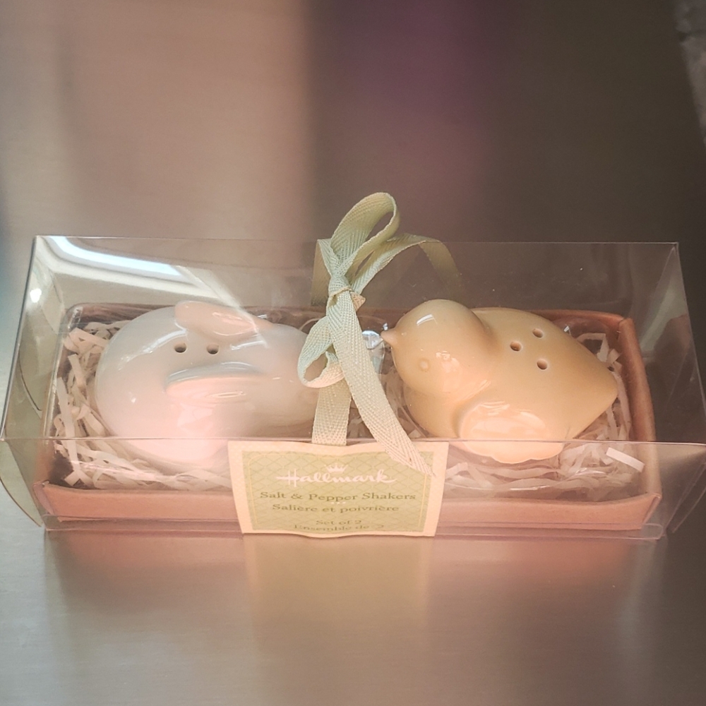 Hallmark bunny & chick salt & pper shaker set new
